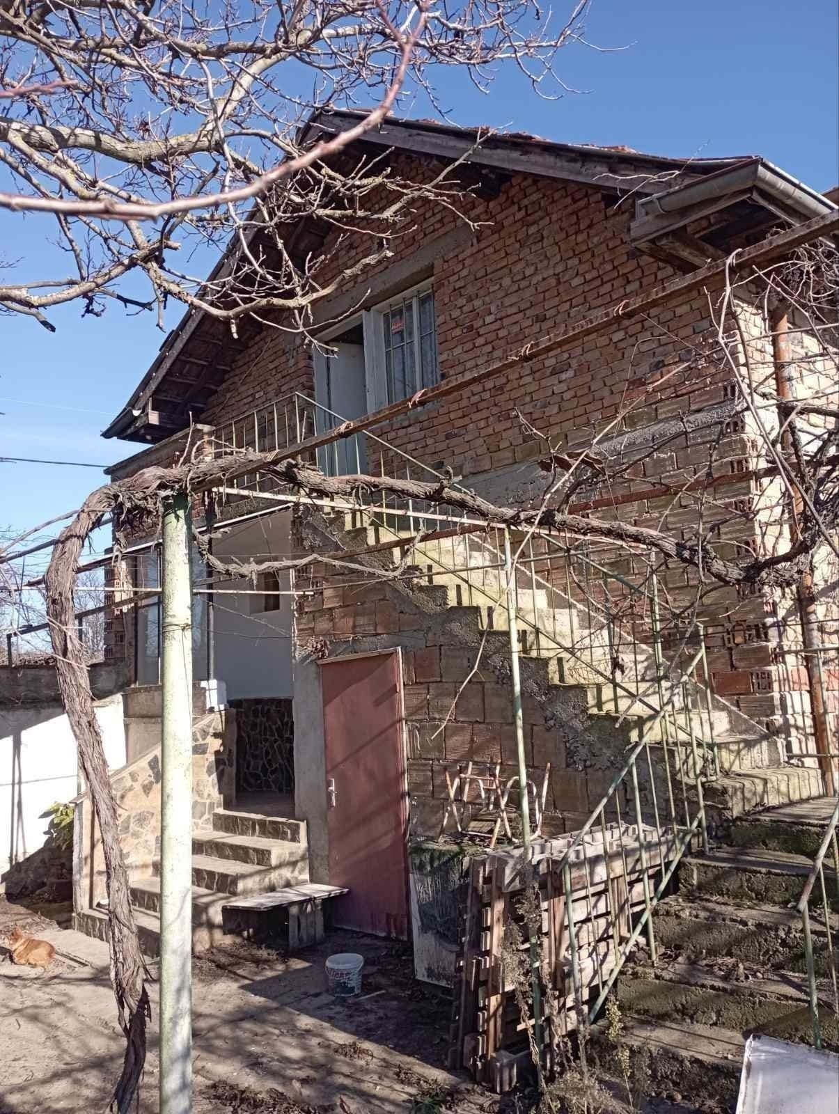 Двуетажна тухлена къща на плоча в с. Главатар, с канализация