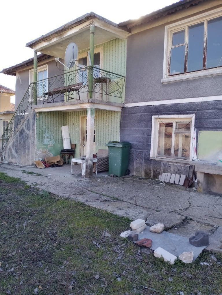 Двуетажна тухлена къща в с. Долнослав, на асфалтирана улица с канализация