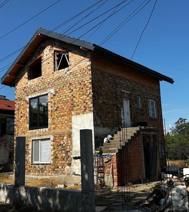 Двуетажна масивна къща в с. Златитрап, с канализация