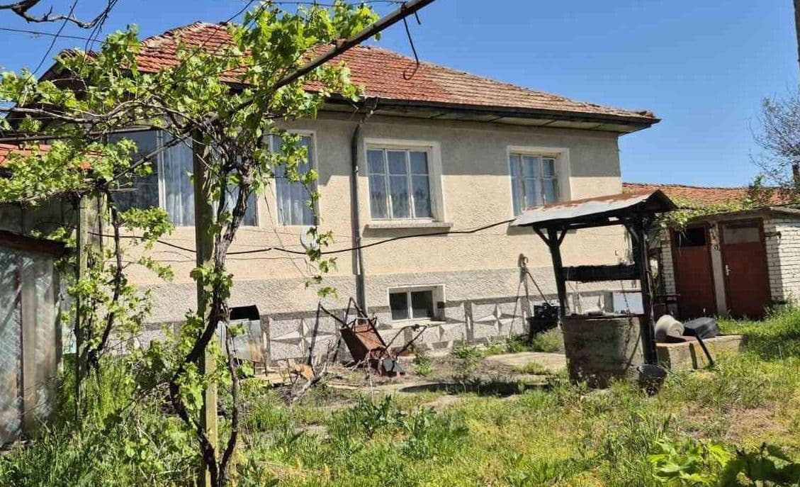 Двуетажна тухлена къща в с. Ръжево Конаре