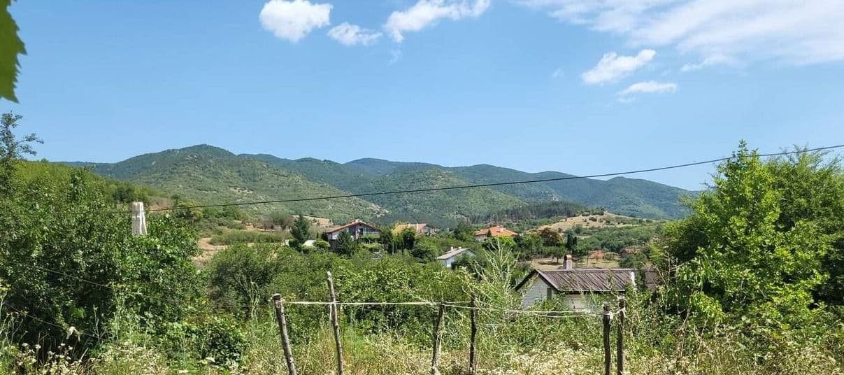Тухлена къща с голям двор - 1470кв.м. в с. Розовец с прекрасна панорамна гледка