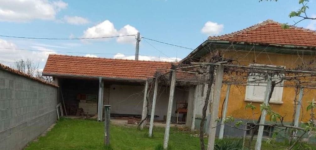 Къща с голям двор 1300кв.м. в с. Ръжево Конаре