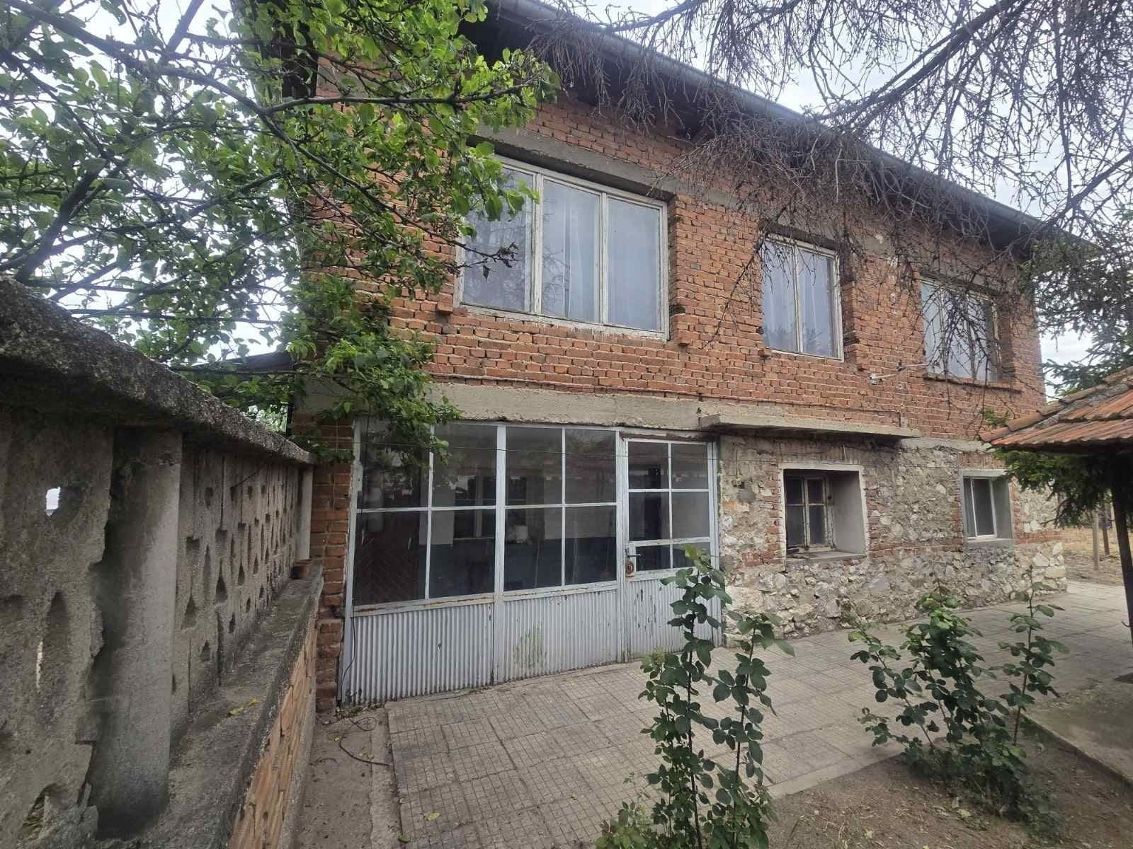 Двуетажна тухлена къща в централната част на с. Цалапица, на асфалтирана улица