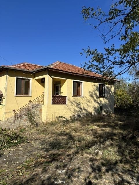 Реновирана къща в с. Драгойново с балканска гледка и голям двор 2540кв.м., с канализация
