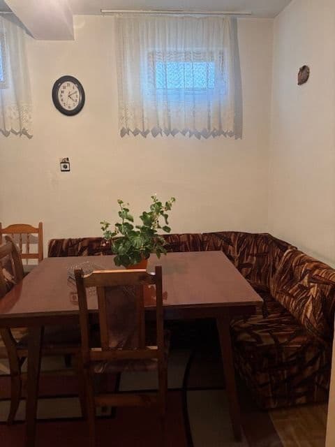 Двуетажна масивна къща на две плочи в с. Брестовица, с канализация