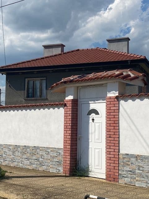 Двуетажна тухлена къща на плочи в гр. Раковски, с канализация