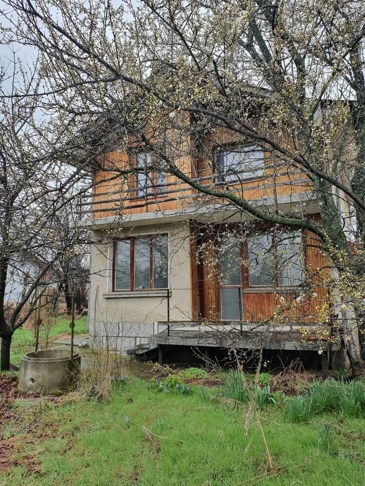 Двуетажна масивна къща на плочи в с. Зелениково, с панорамна гледка