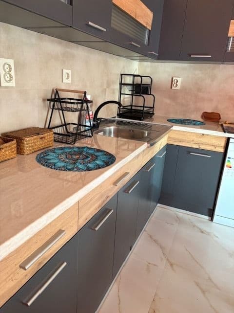 Новопостроена обзаведена къща в с. Марково, с канализация, акт 16