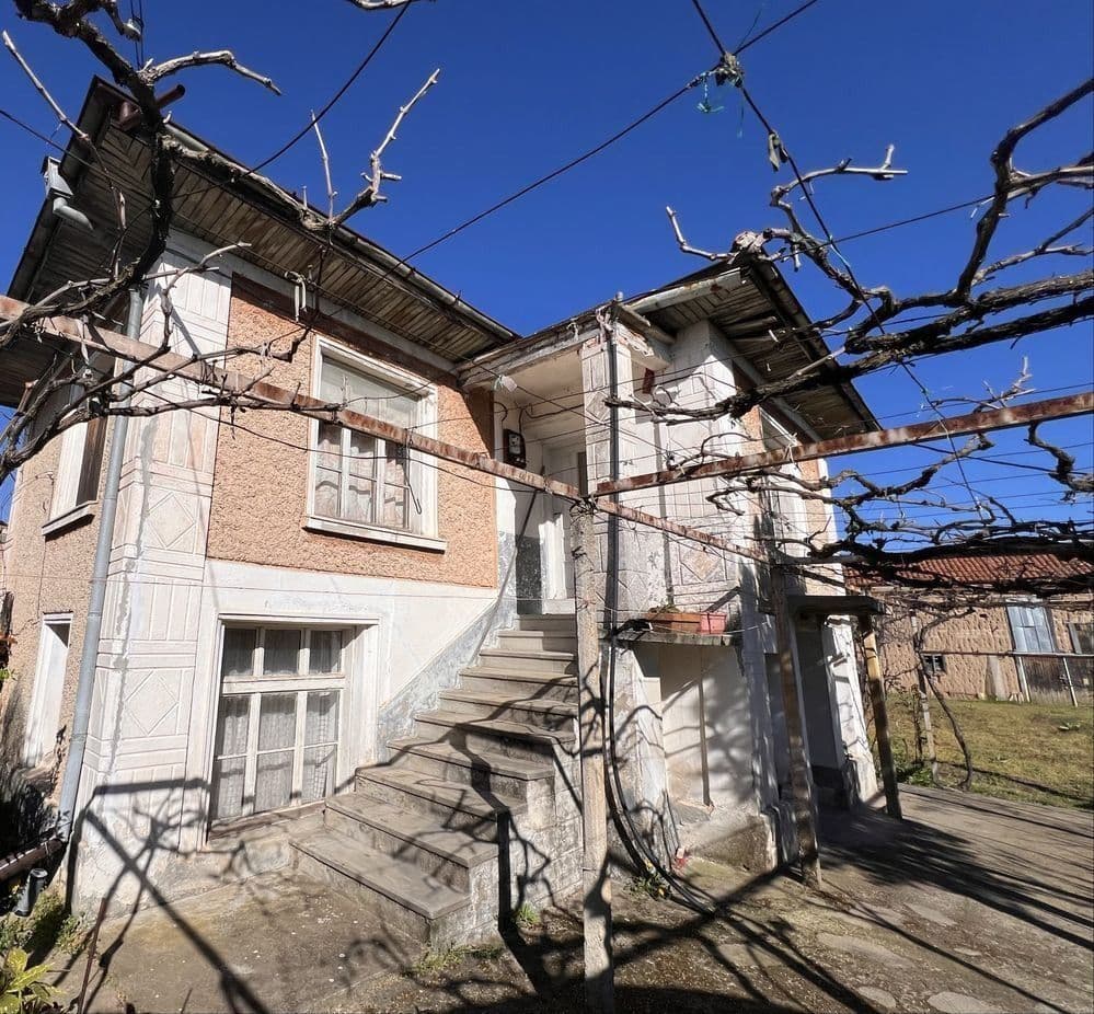 Къща в централната част на с. Стрелци на асфалтирана улица