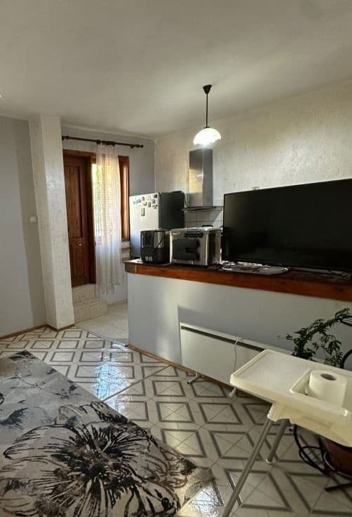 Триетажна масивна обзаведена къща на плочи в гр. Куклен на асфалтирана улица, с канализация