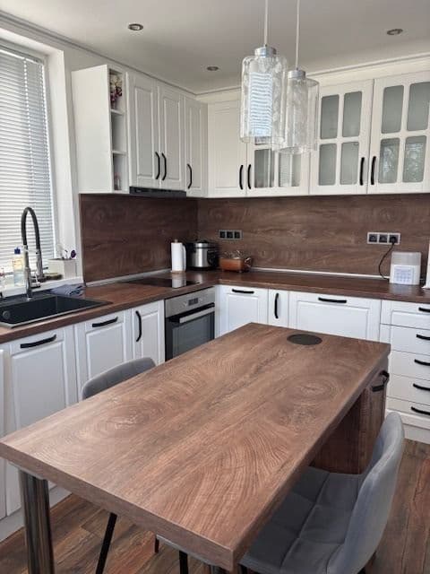 Масивна обзаведена къща в централната част на гр. Съединение на асфалтирана улица, с канализация