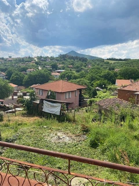 Двуетажна тухлена къща за ремонт в централната част на с. Розовец