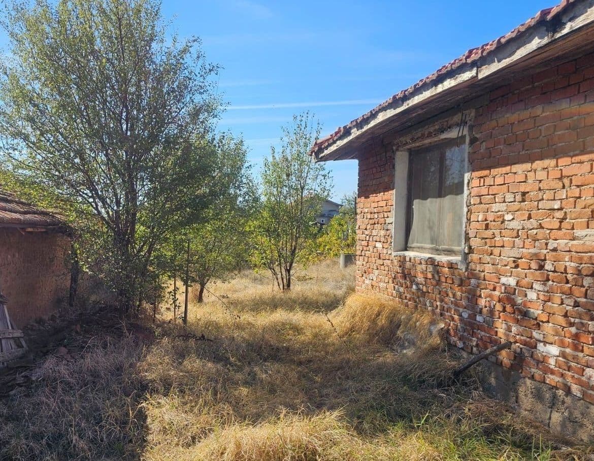 Тухлена къща на плоча в с. Драгомир, в подножието на Средна Гора