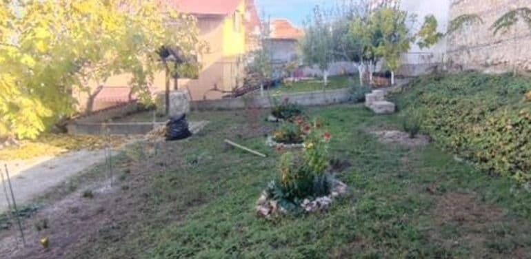 Двуетажна масивна обзаведена къща в гр. Перущица на асфалтирана улица с канализация
