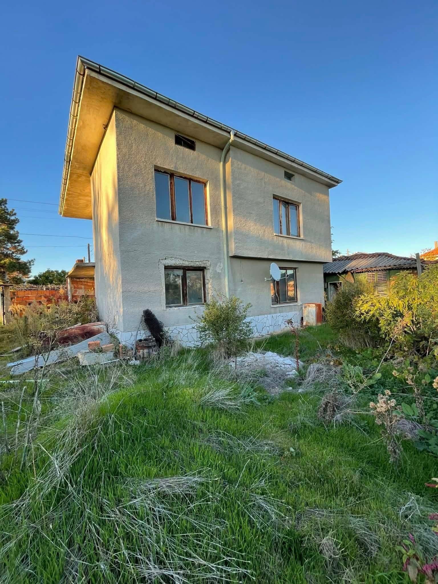 Двуетажна масивна къща в гр. Брезово на асфалтирана улица с канализация