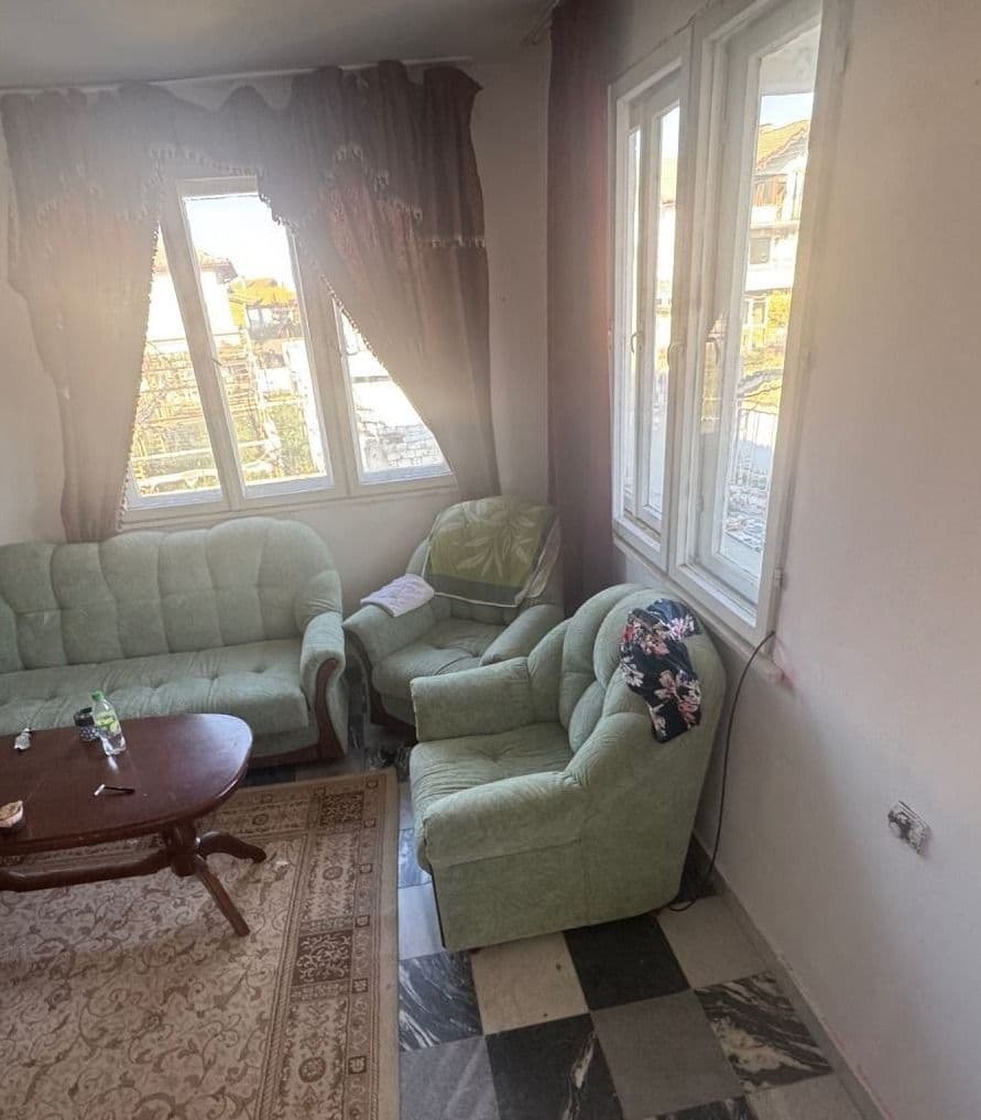 Масивна двуетажна къща в с. Йоаким Груево с два входа, на асфалтирана улица с канализация