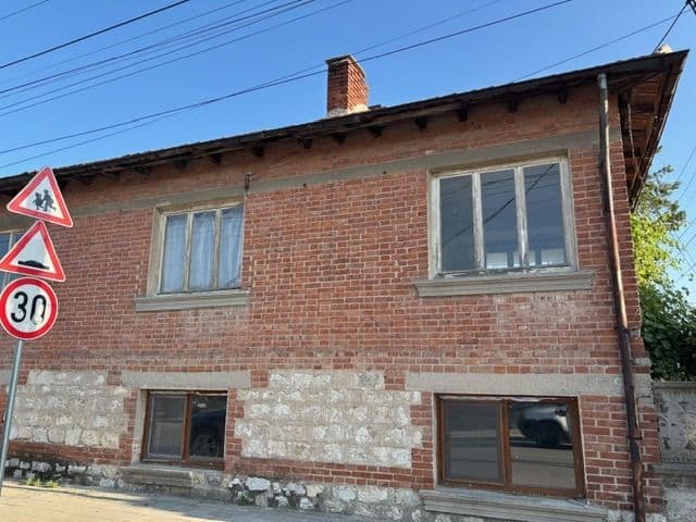 Двуетажна тухлена къща в централната част на с. Милево, на две асфалтирани улици