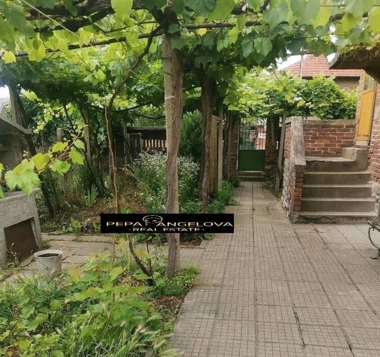 Тухлена къща в централната част на с. Оризари на асфалтирана улица