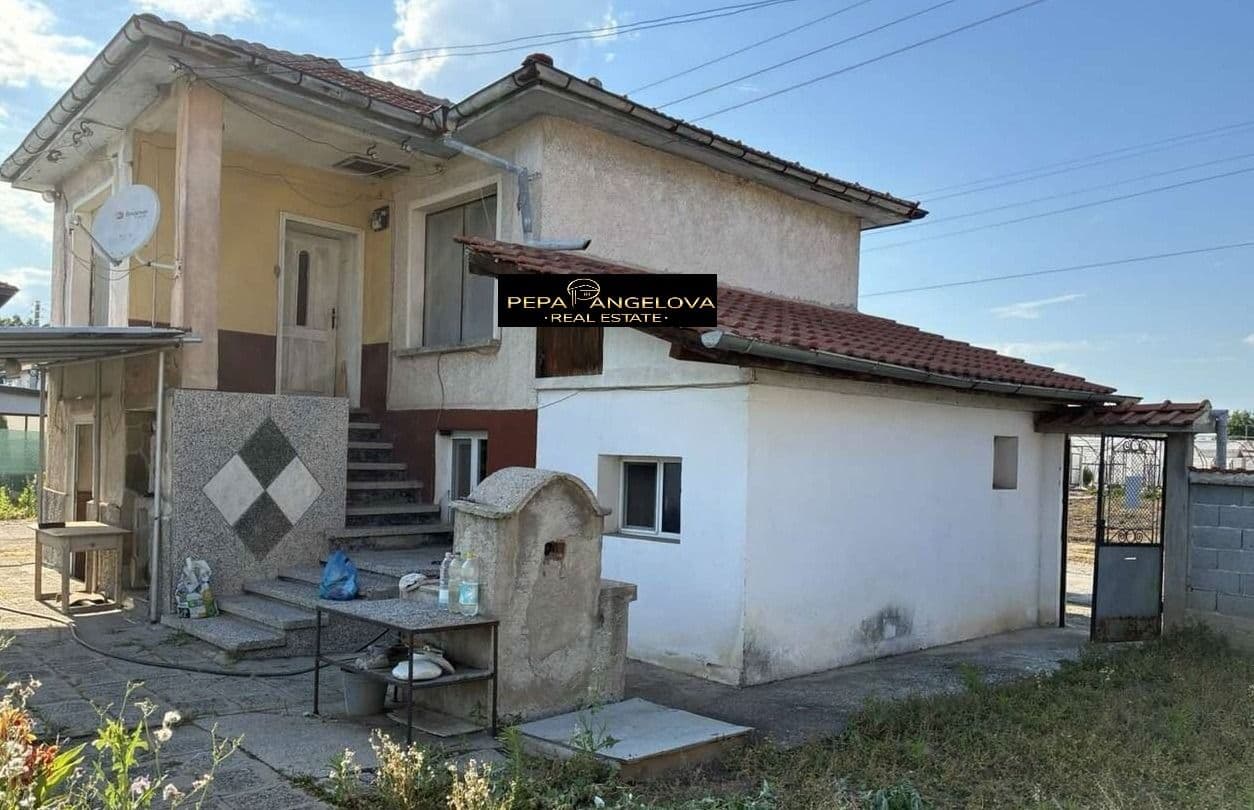 Двуетажна обзаведена къща в с. Селци, на асфалтирана улица с канализация