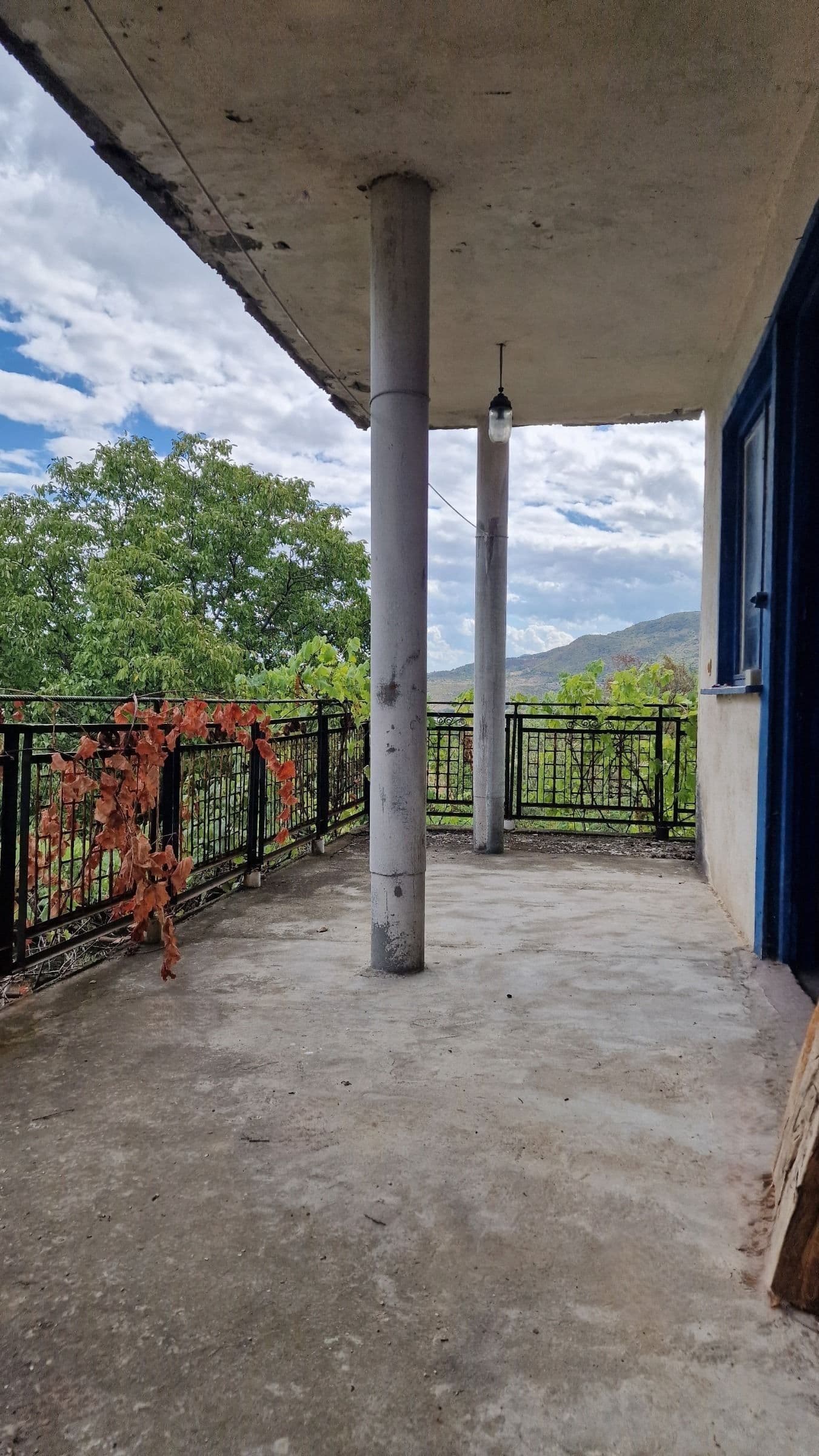 Самостоятелна двуетажна тухлена къща на плочи с панорамна гледка във вилна зона Брестник - Куклен