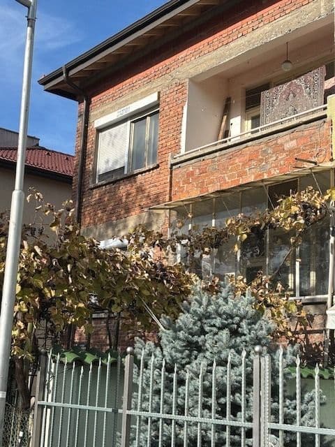 Самостоятелен етаж от масивна къща на плочи в кв. Мараша с гараж и 4-ри паркоместа, на ТОП ЛОКАЦИЯ