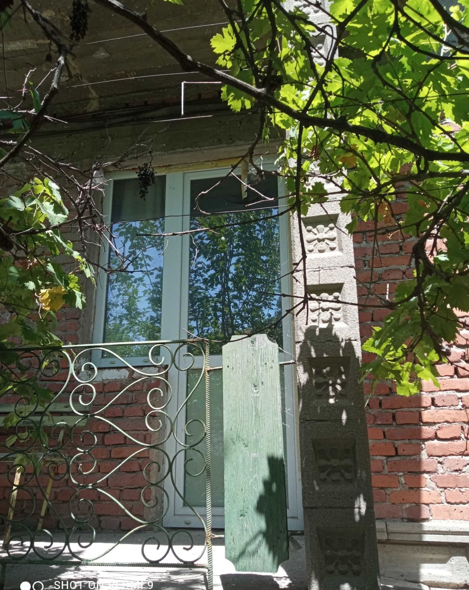 Тухлена къща на плочи в централната част на с. Крумово, на асфалтирана улица с канализация