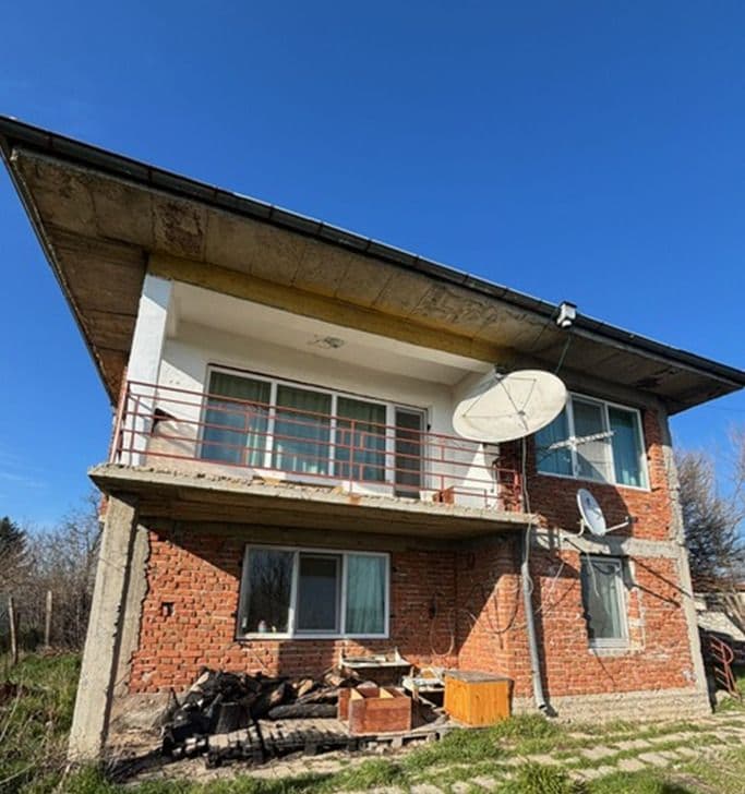 Двуетажна масивна къща на плочи в с. Голям Чардак, с голям двор