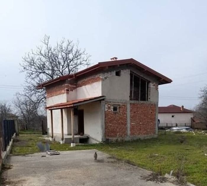 Масивна къща на две плочи в с. Отец Пайсиево на асфалтирана улица, с панорамна гледка