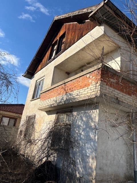 Двуетажна масивна къща на три плочи в близост до центъра на с. Скутаре, с канализация