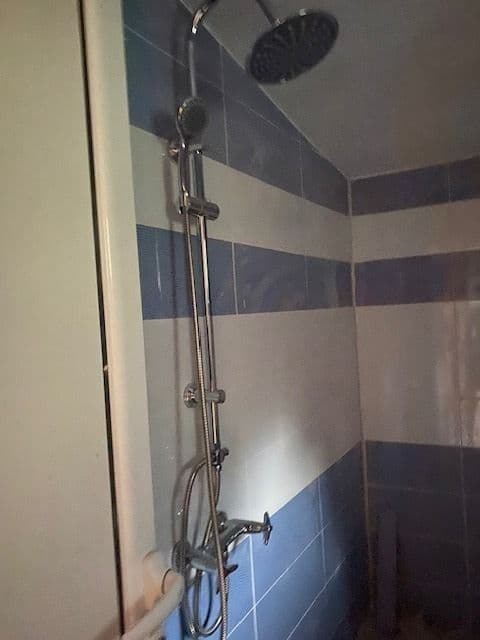 Масивна тухлена къща в централната част на с. Свежен, с канализация