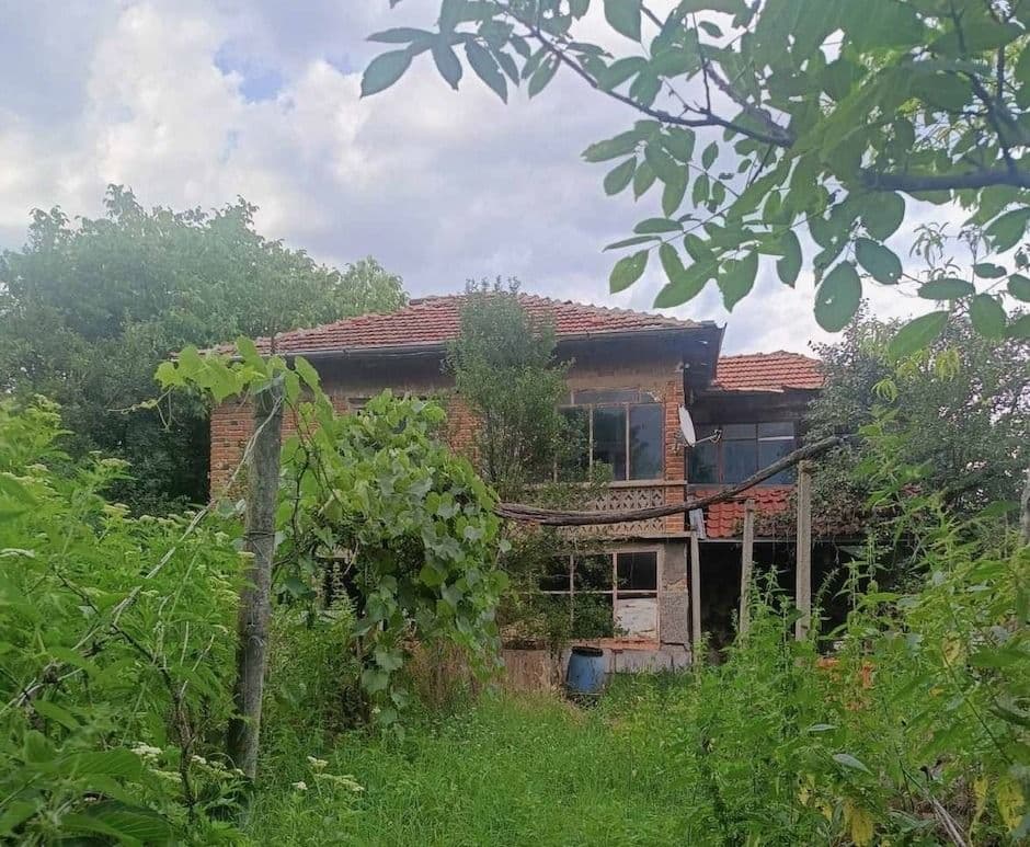 Двуетажна тухлена къща в с. Леново, с прекрасна панорамна гледка