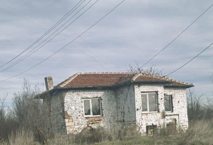 Голямо УПИ - 3760кв.м. със стара тухлена къща в с. Болярино, партиди ток и вода