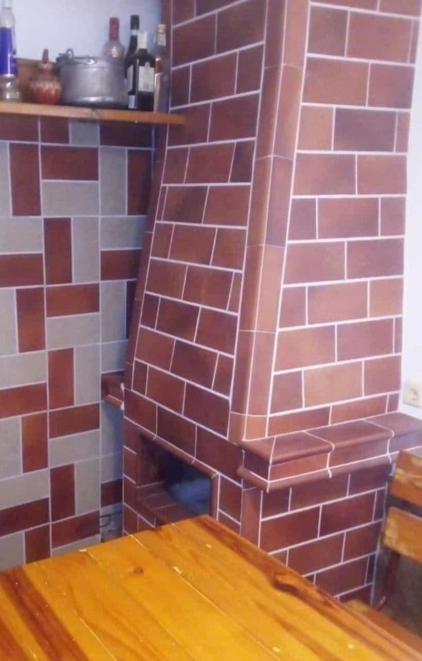 Масивна двуетажна тухлена къща на плочи в с. Белозем