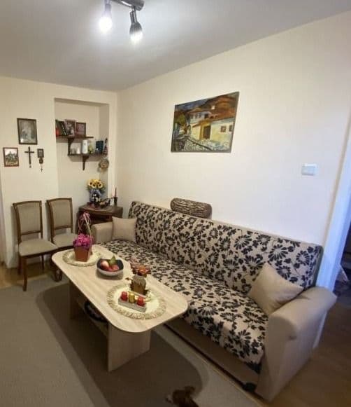 Два обзаведени етажа от масивна къща в гр. Асеновград, с двор и гараж