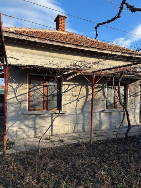 Еднофамилна тухлена къща на плоча в с. Скутаре, с канализация