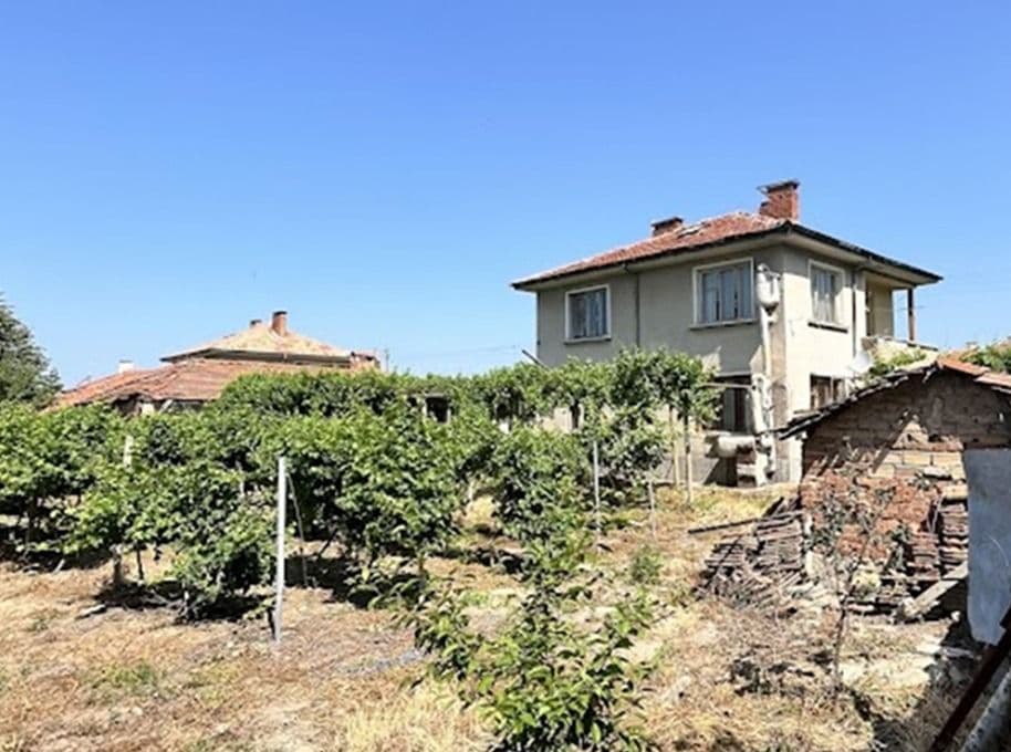 Масивна двуетажна къща в гр. Съединение с двор 1120кв.м., с канализация