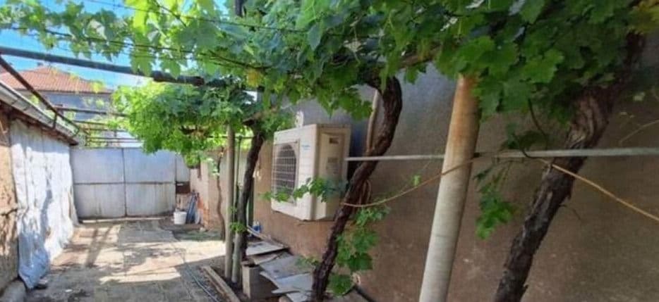 Къща в централната част на гр. Съединение на асфалтирана улица с канализация