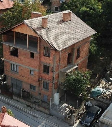 Масивна двуетажна къща в кв. Долни Воден, гр. Асеновград, с канализация